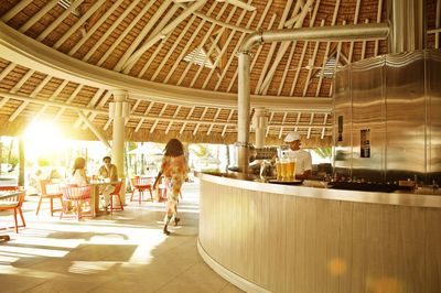 mauritius_lux_belle_mare_bar_ob_plazi