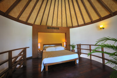 maldivi_bandos_island_jacuzzi_beach_vila_postelja