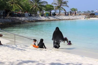 maldivi_lokalni_prebivalci_na_plazi