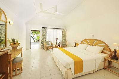 maldivi_holiday_island_superior_bungalov_na_plazi-1