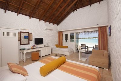 maldivi_chaaya_island_beach_bungalov_morje