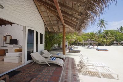 maldivi_chaaya_island_beach_bungalov_terasa-1