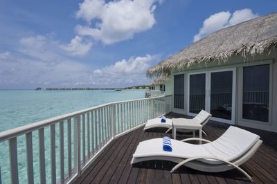 maldivi_chaaya_island_water_bungalov_terasa-1