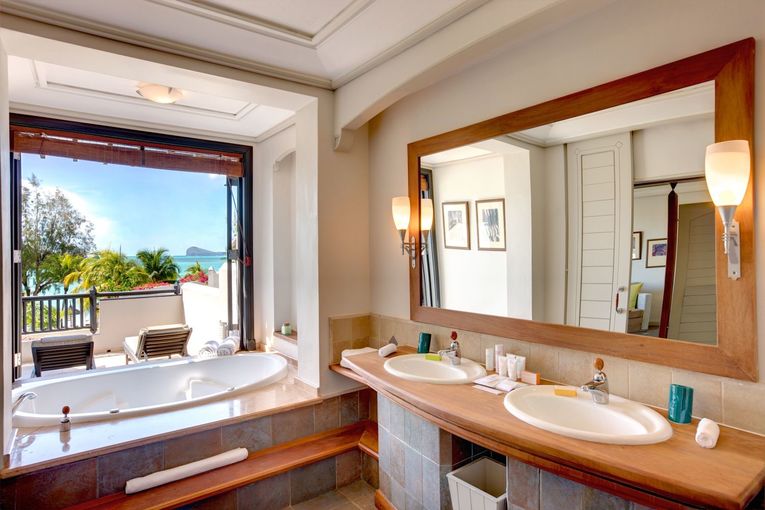 mauritius_lux_grand_gaube_junior_suite_kopalnica