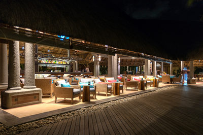 poroka_na_mauritiusu_sands_resort_bar_na_plazi